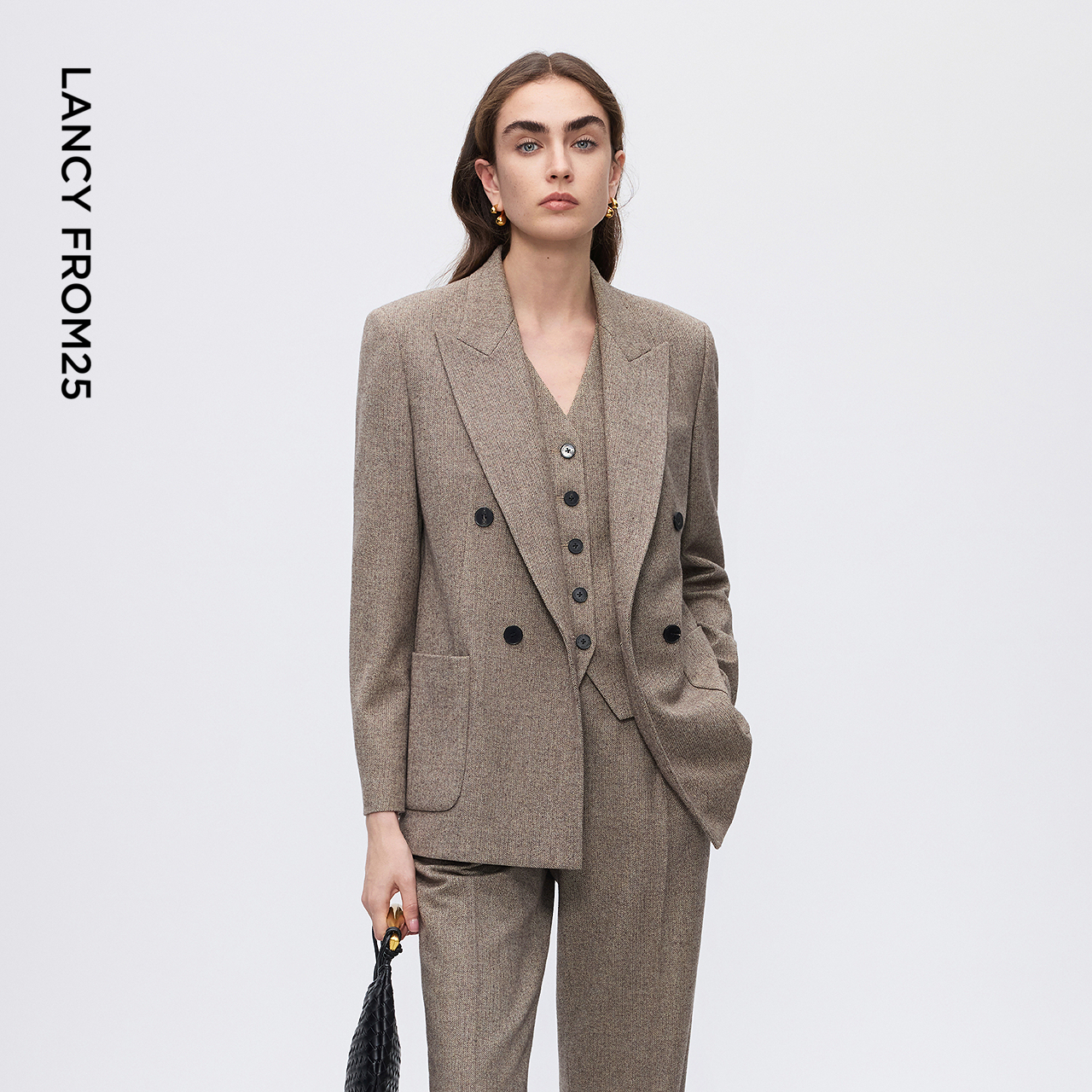 率性戗驳领 复古双排扣 人字纹羊毛