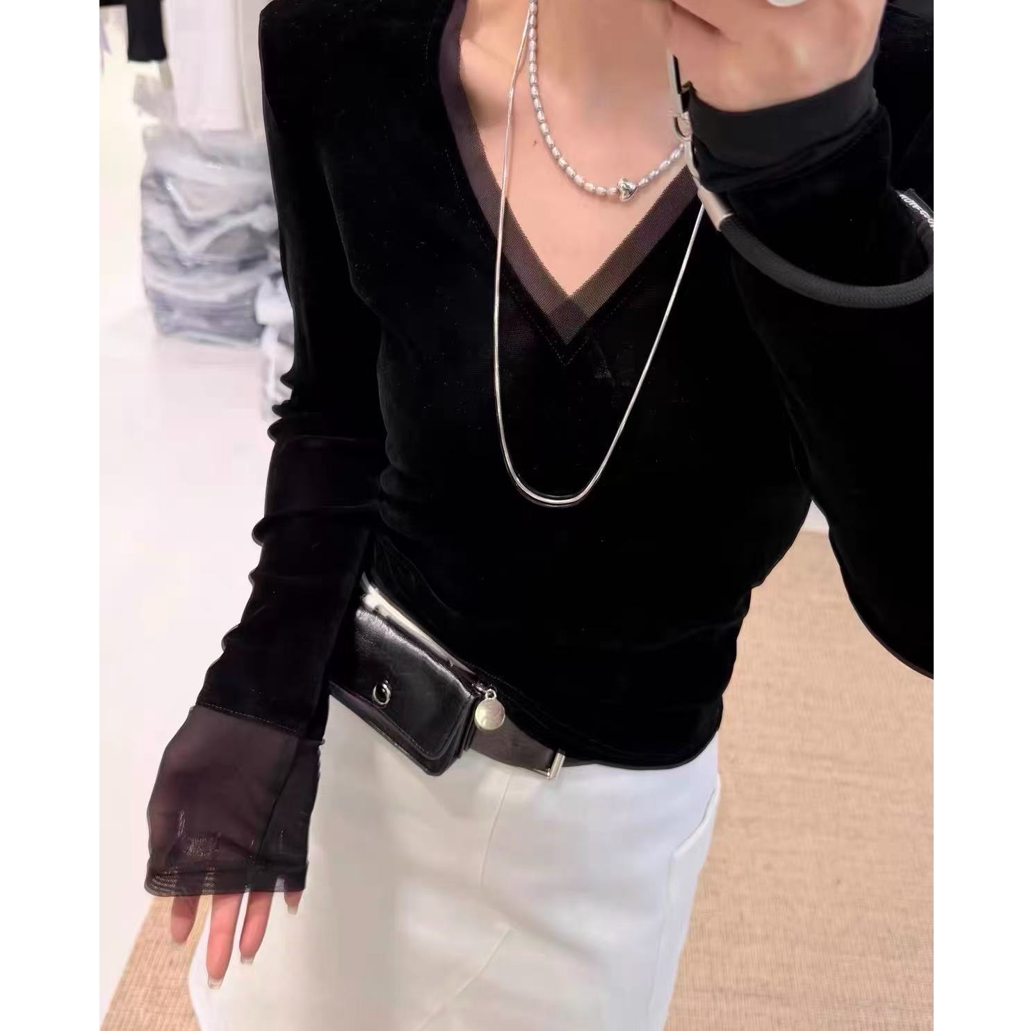 法式小众黑色V领长袖T恤女秋季新款网纱袖口拼接丝绒打底小衫上衣