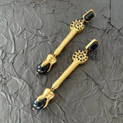 Schiaparelli  超现实主义系列耳针牙齿搭配黑珍珠特色精致