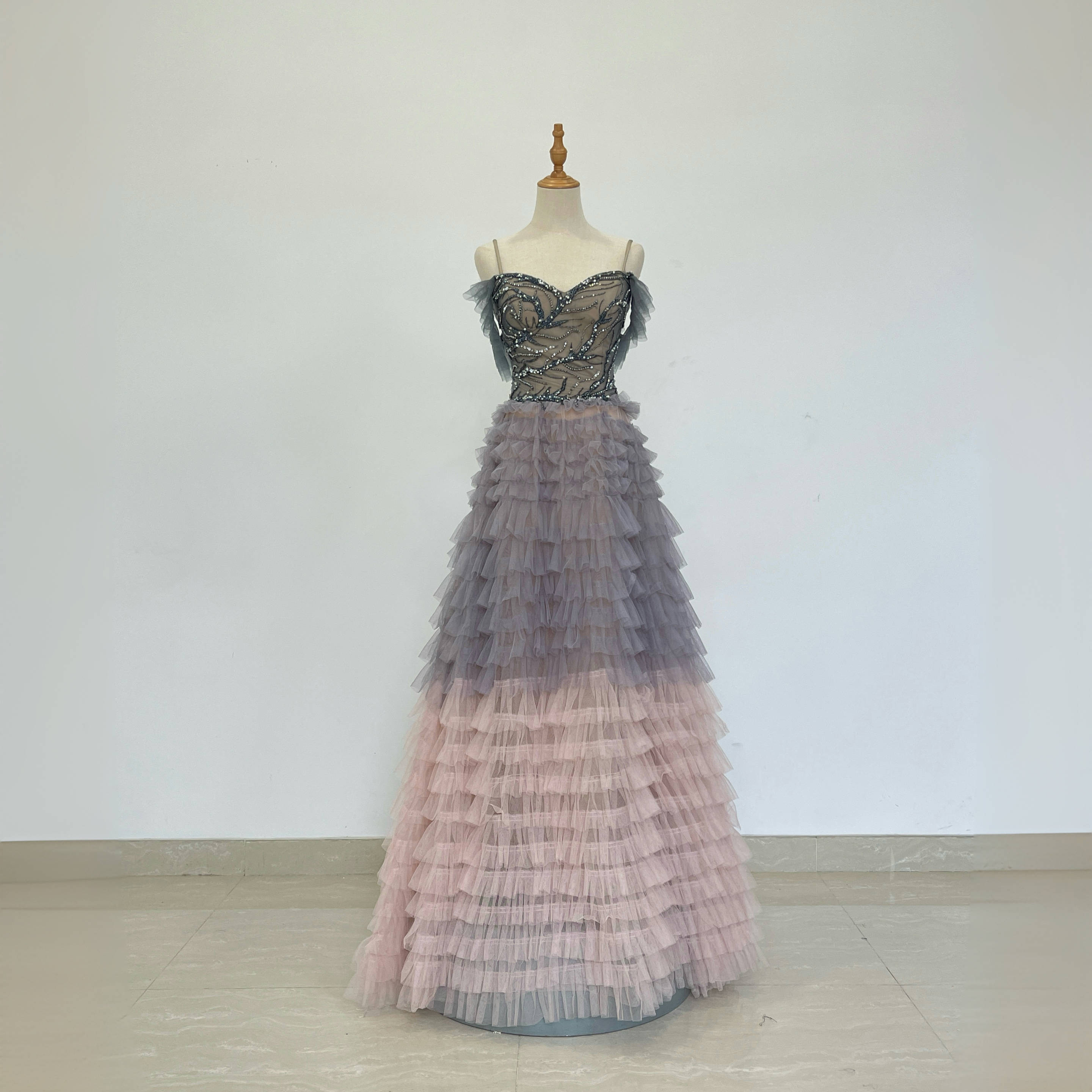 设计款墨灰粉渐变蕾丝重工钉珠刺绣蛋糕裙吊带一字肩礼服生日舞会