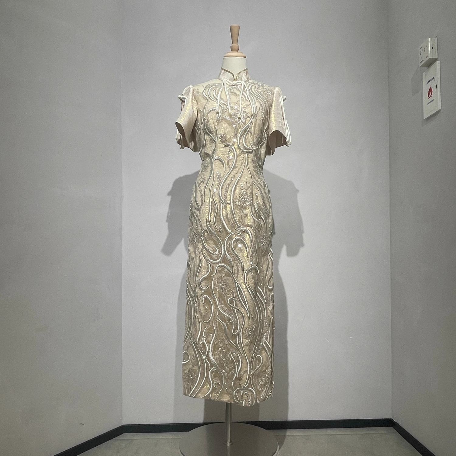 改良新中式马来褂短款日常旗袍连衣裙小礼服缎面金线蕾丝刺绣短袖