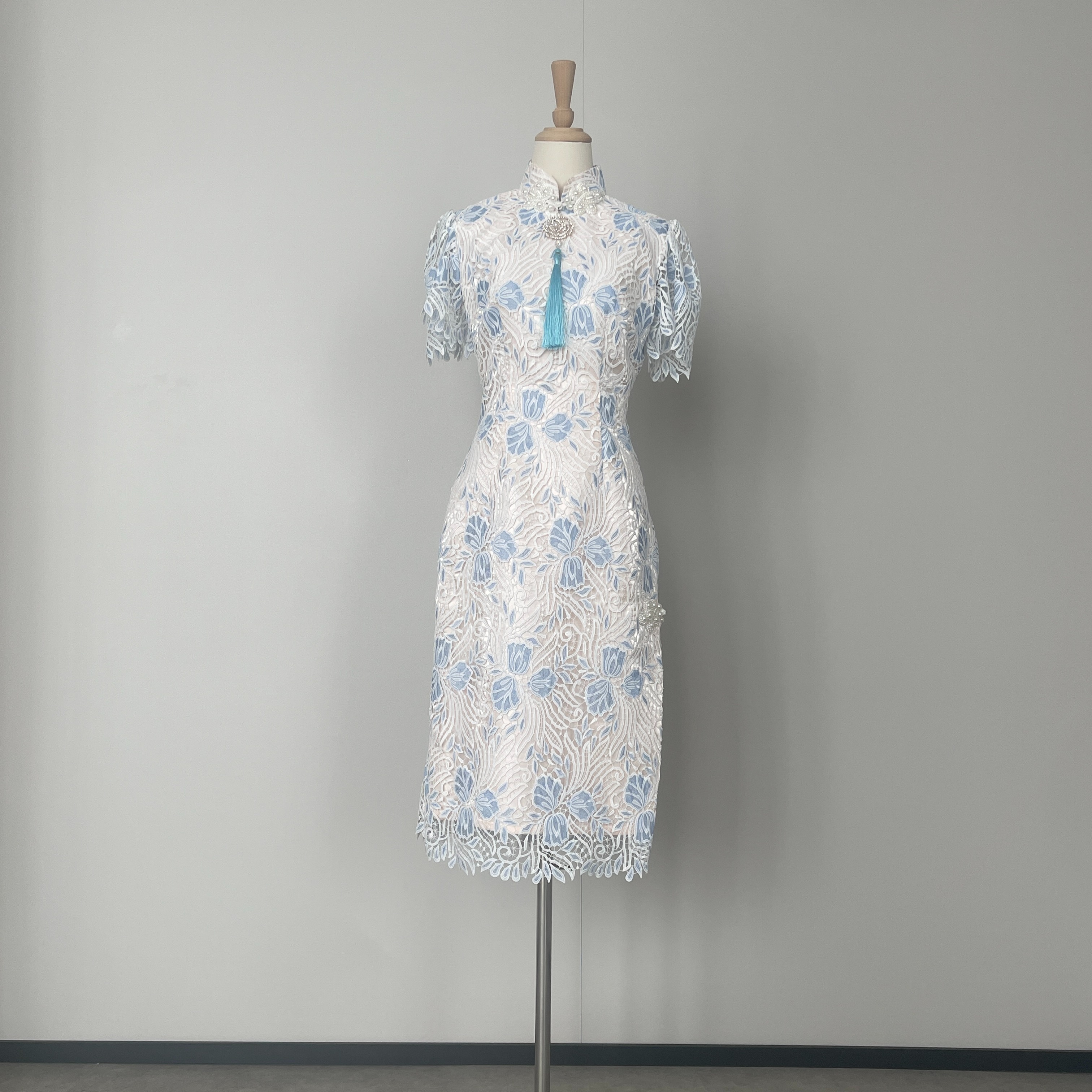 改良新中式马来褂短款日常旗袍连衣裙小礼服浅蓝蕾丝刺绣流苏珍珠