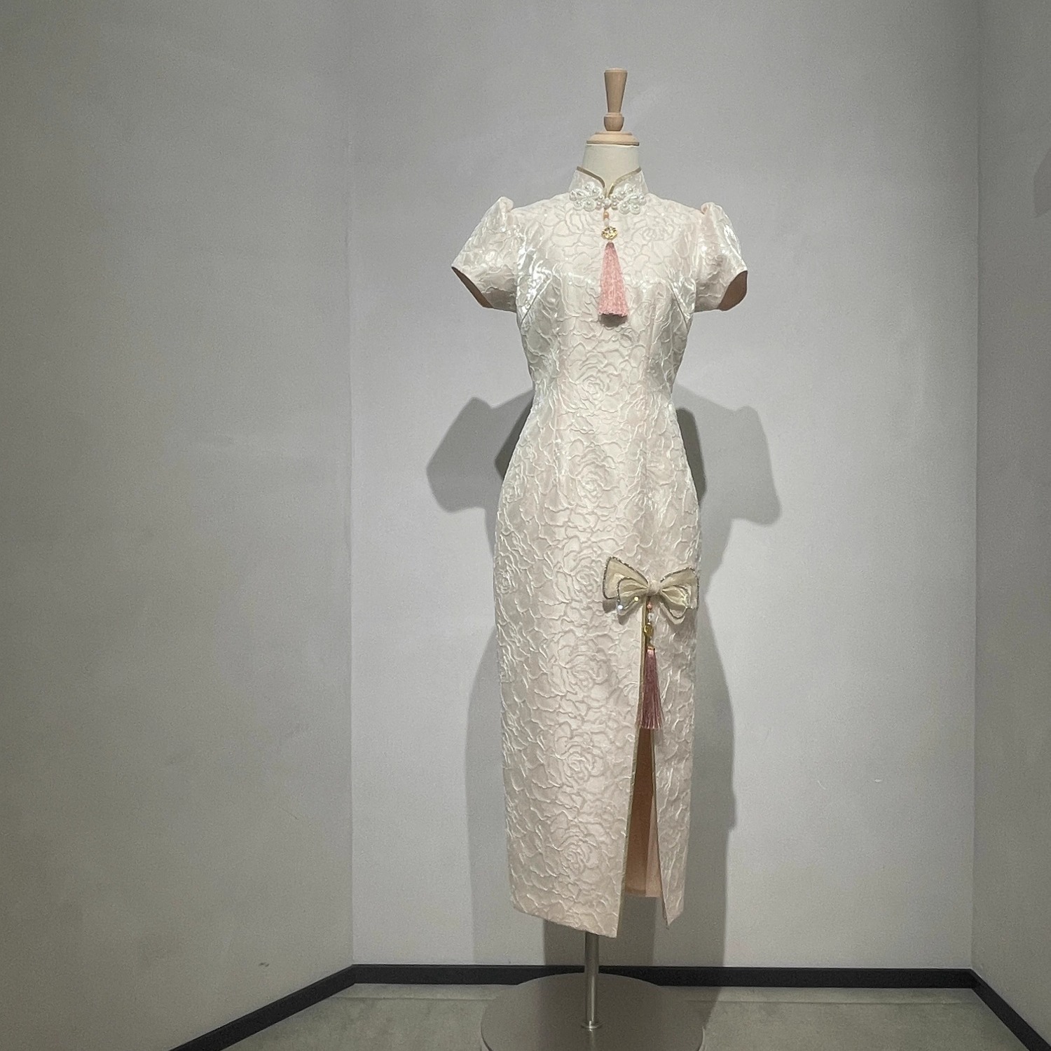 改良新中式马来褂短款日常旗袍连衣裙小礼服米色粉流苏蝴蝶结