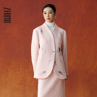 26新春马蹄莲珠片刺绣立领弧型门襟肌理羊毛外套粉 ZHIMI识弥