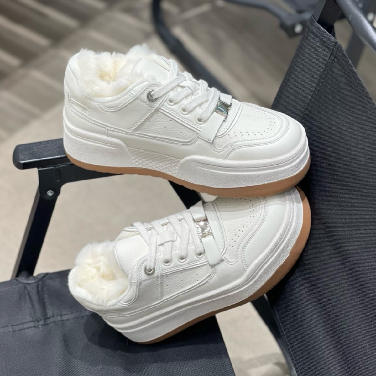 设计感韩版ins超火系带毛毛鞋休闲鞋板鞋小白鞋加绒面包鞋女鞋翠.