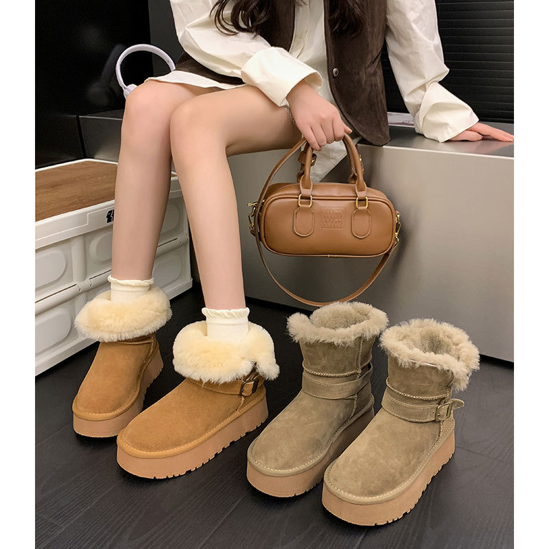 面料牛反绒，鞋口真羊毛，内里鞋垫含百分之30羊毛雪地靴女加厚款