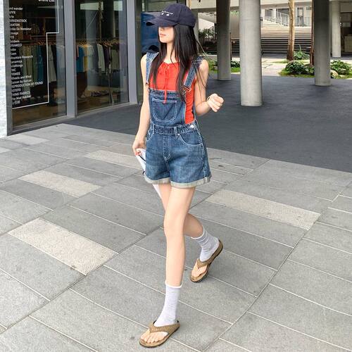 兰贝儿  2026美式复古洋气减龄翻边牛仔背带短裤女牛仔背带裤女装