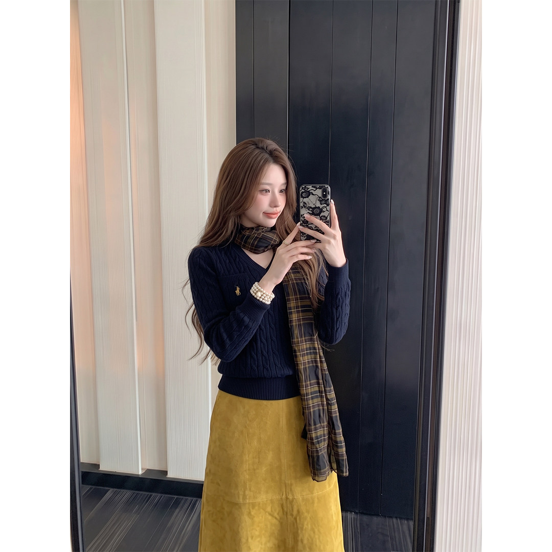 韩系通勤感藏青色V领刺绣麻花针织衫女早秋长袖修身毛衣内搭上衣