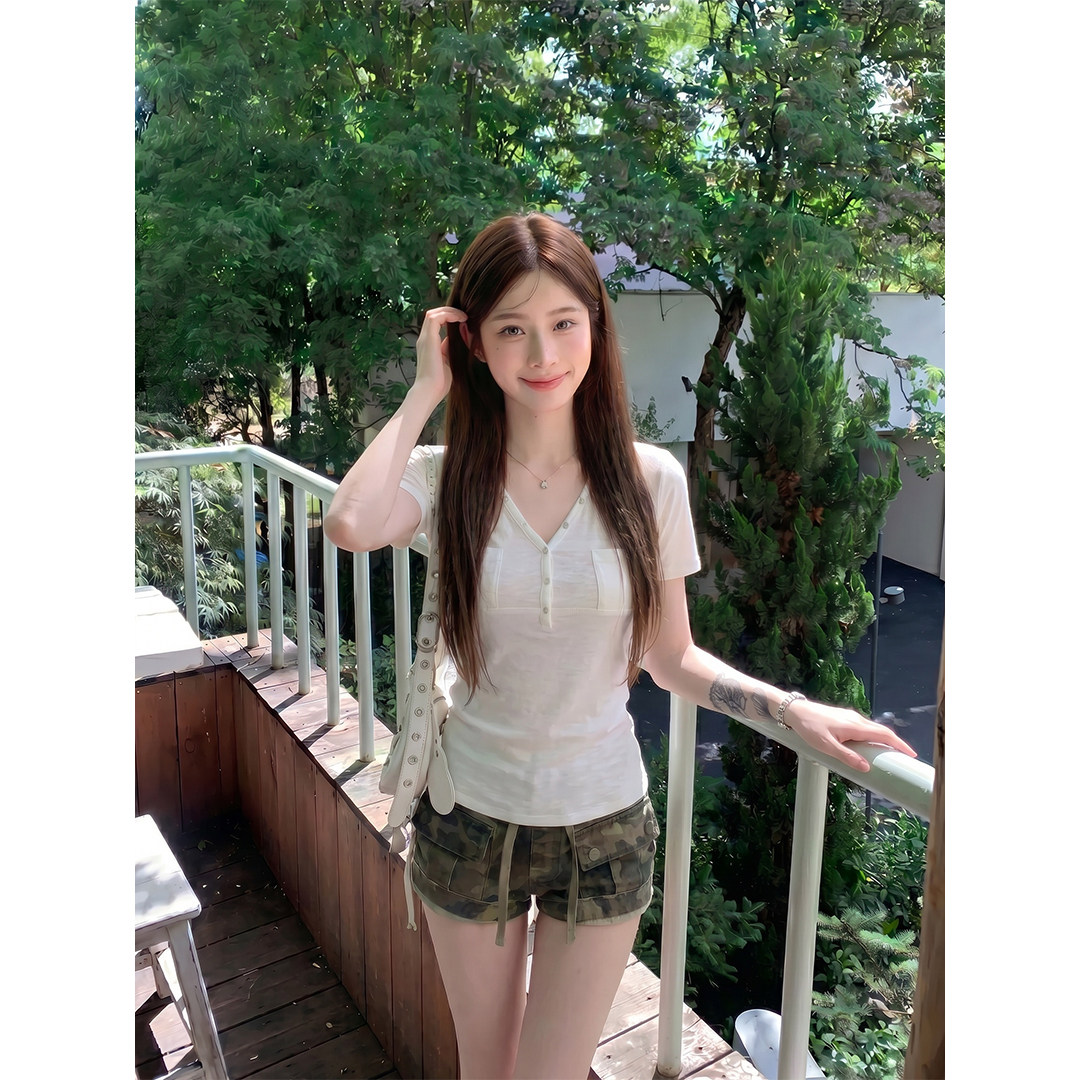 韩系纯欲极简风白色V领短袖T恤女夏季款纽扣装饰百搭修身气质上衣