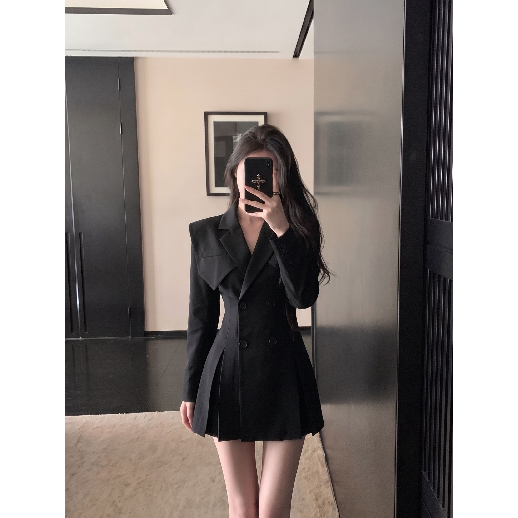 黑色V领长袖收腰A字短款连衣裙女图片