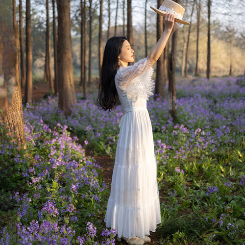 白色大裙摆蕾丝拼接连衣裙