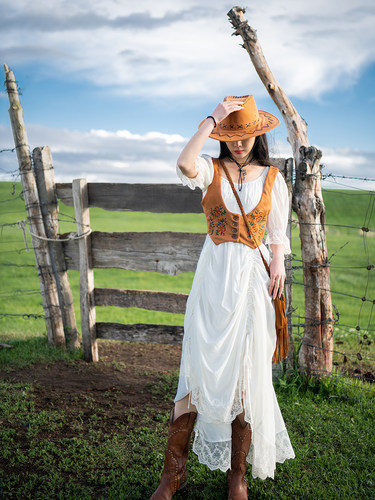 理想三旬女装复古棕色绣花马甲修身马夹显瘦新疆内蒙草原旅游穿搭