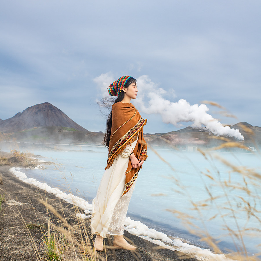 理想三旬旅行女装民族风三角围巾女秋冬款保暖百搭两用麂皮绒披肩