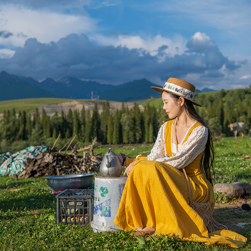 理想三旬旅行女装草原旅拍姜黄色法式田园风蕾丝拼接连衣裙长裙