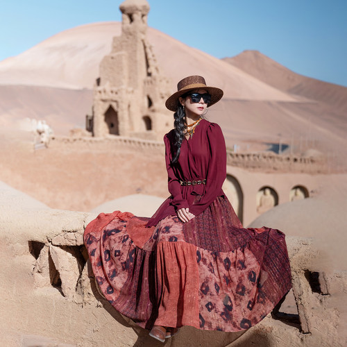 古波西风酒红色不规则下摆雪纺衫
