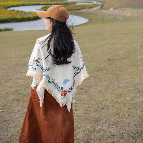 理想三旬女装米白色复古文艺针织绣花秋冬流苏围巾披肩保暖加厚