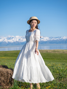 理想三旬女装复古文艺方领白色绣花收腰重工连衣裙长裙