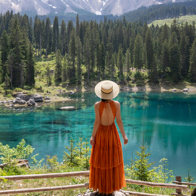 度假风橙色露背连衣裙长款