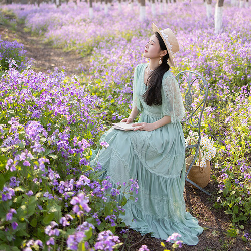 绿色仙气蕾丝拼接大裙摆连衣裙