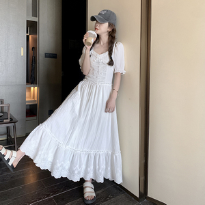 白色V领泡泡袖连衣裙女2025夏季新款法式收腰韩系温柔风初恋长裙图片