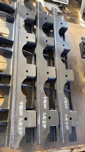 挖掘机护链架结实耐用