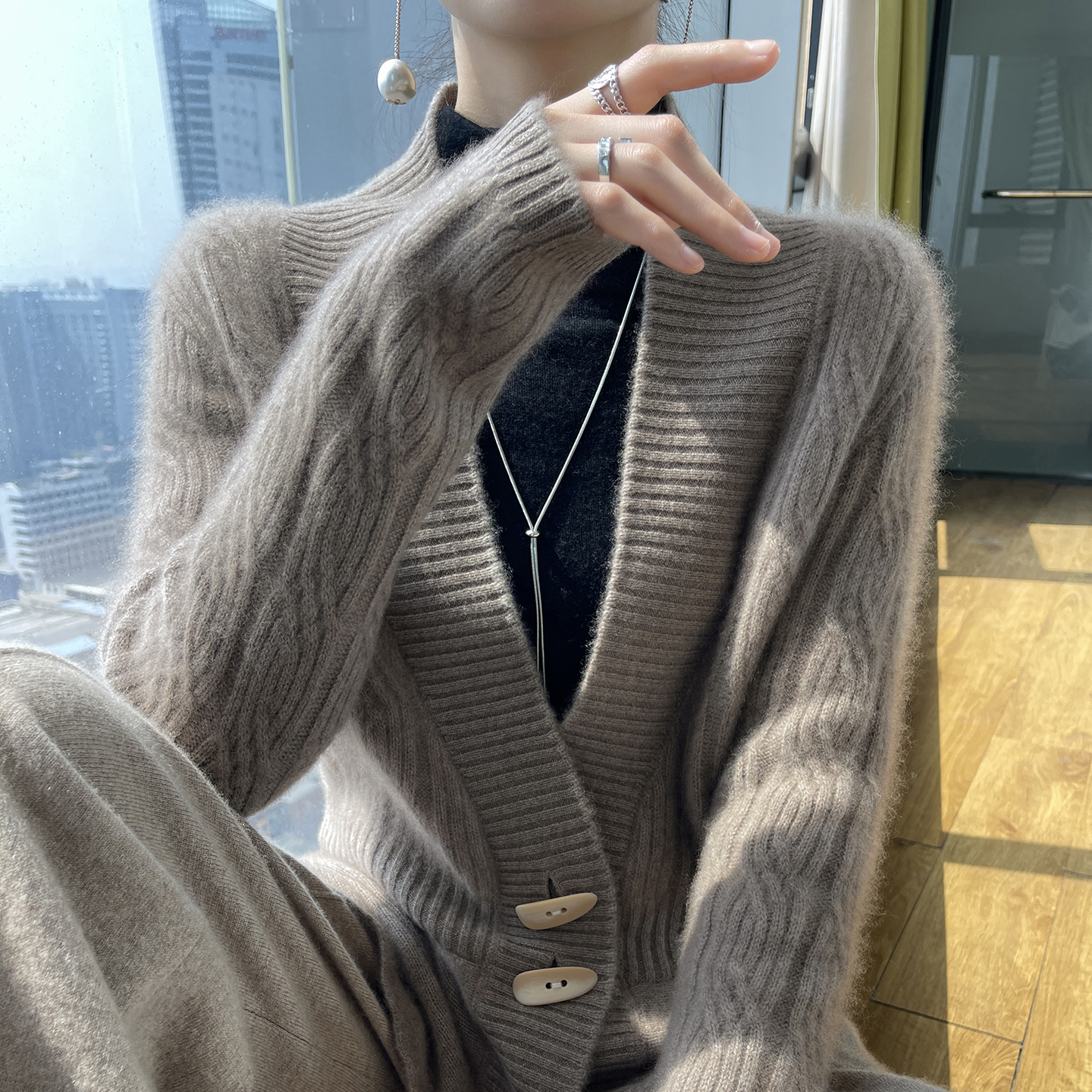 山羊绒开衫女V领绞花针织衫宽松