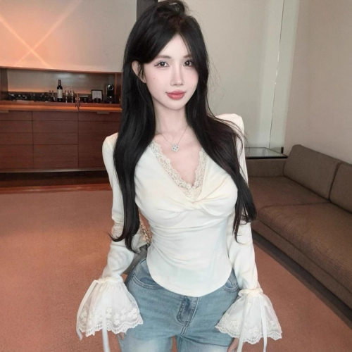 ins性感V领花边蕾丝拼接长袖T恤女修身辣妹纯欲喇叭袖打底上衣女T