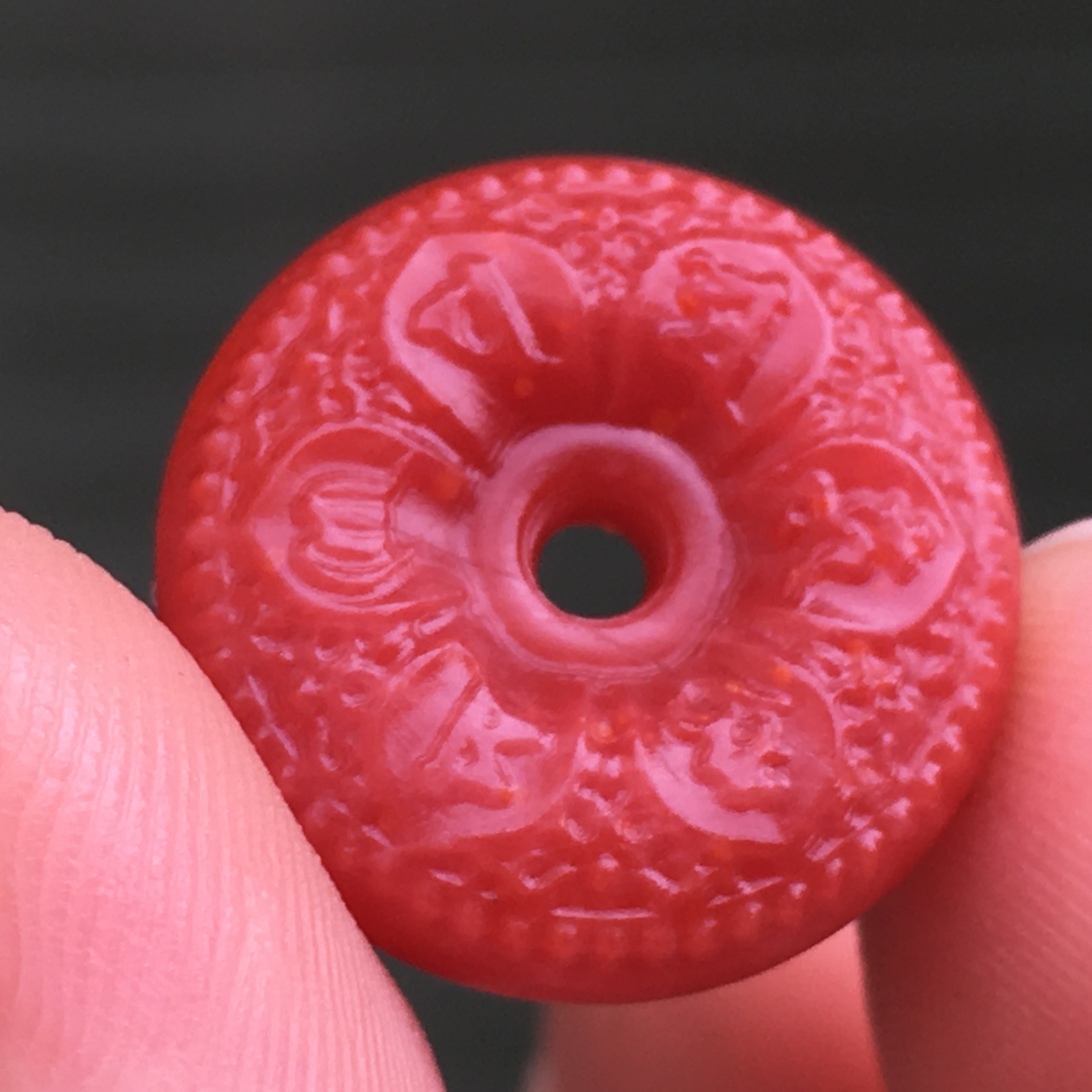 南红玛瑙平安扣雕刻六字箴言，平安扣柿子红南红吊坠，配饰雕刻