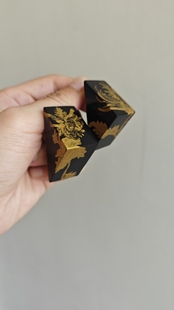 颜大玖原创-《山菊》大漆描金工艺手绘菊纹立体三角耳钉-木胎漆器