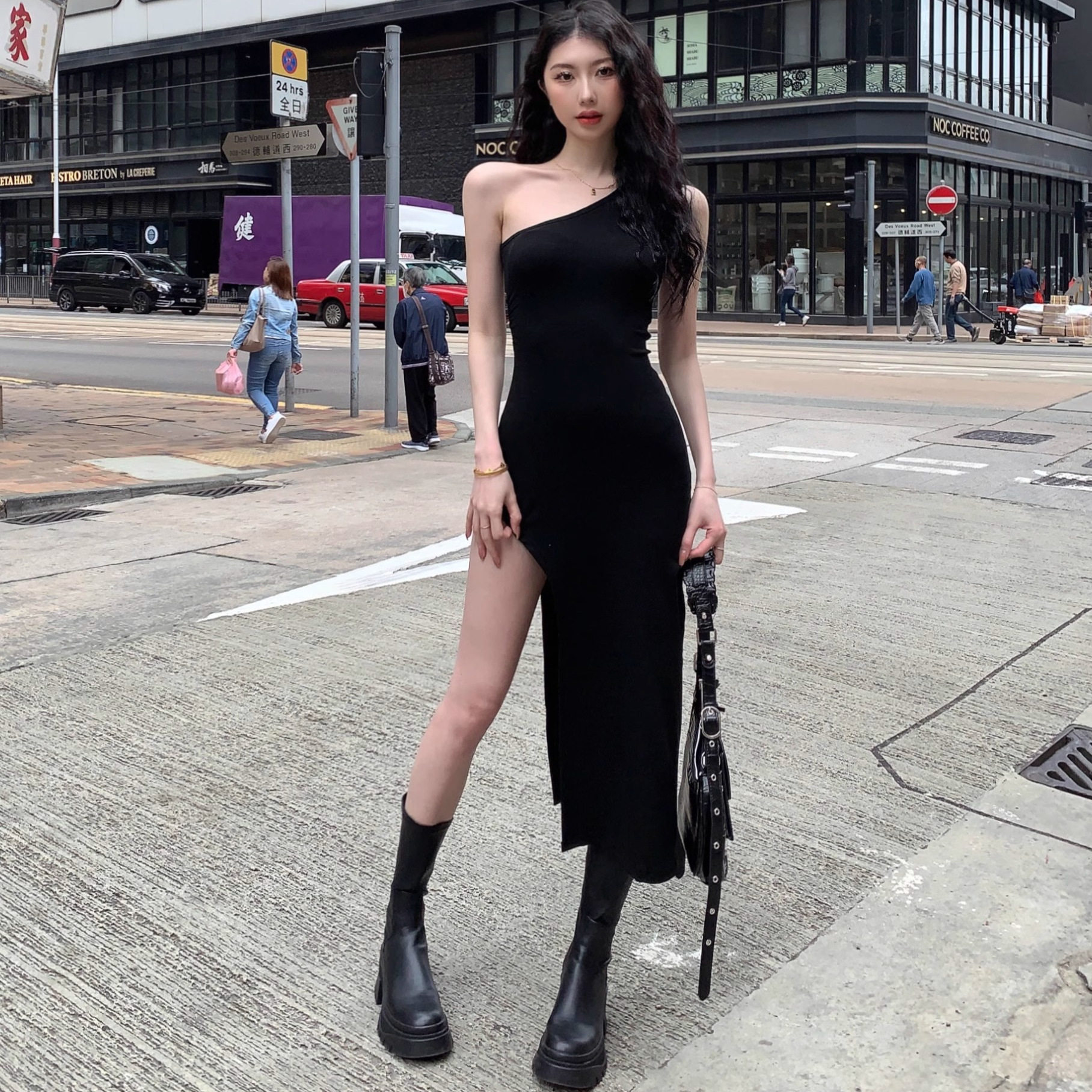 纯欲风黑色斜露肩无袖背心连衣裙女夏性感收腰气质开叉长裙包臀裙