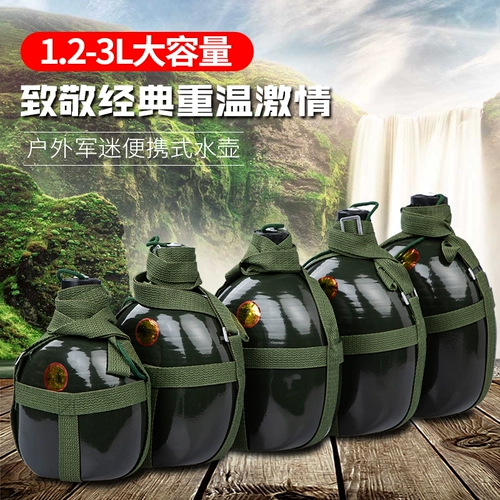 Старомодный вместительный и большой зеленый чайник, увеличенная толщина