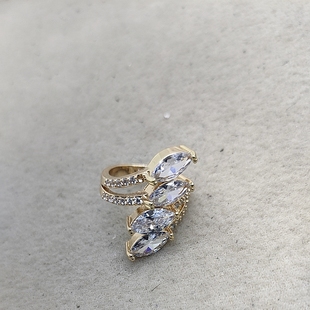 掉了一颗小宝石 锆石戒指 37满29元 包邮