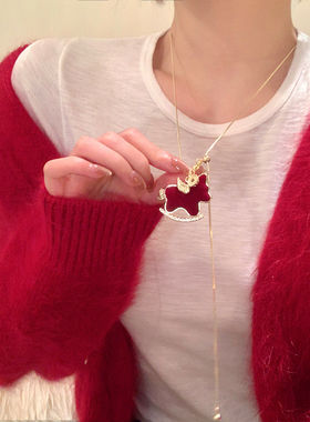 2026马本命年项链女款生肖马上有钱吊坠新年红色毛衣链轻奢锁骨链