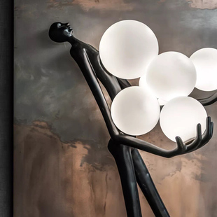 售楼部大堂别墅客厅大气人像雕塑落地灯设计师国外款抱球人坐地灯