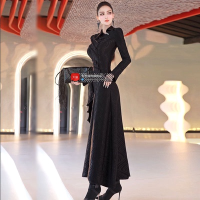 早秋小众不规则连衣裙2025新款立体裁剪气质干练过膝长裙