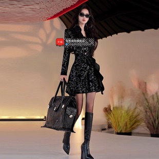 秋冬丝绒提花抽皱盘花衬衫裙2025新款时尚辣妹风加厚收腰包臀裙