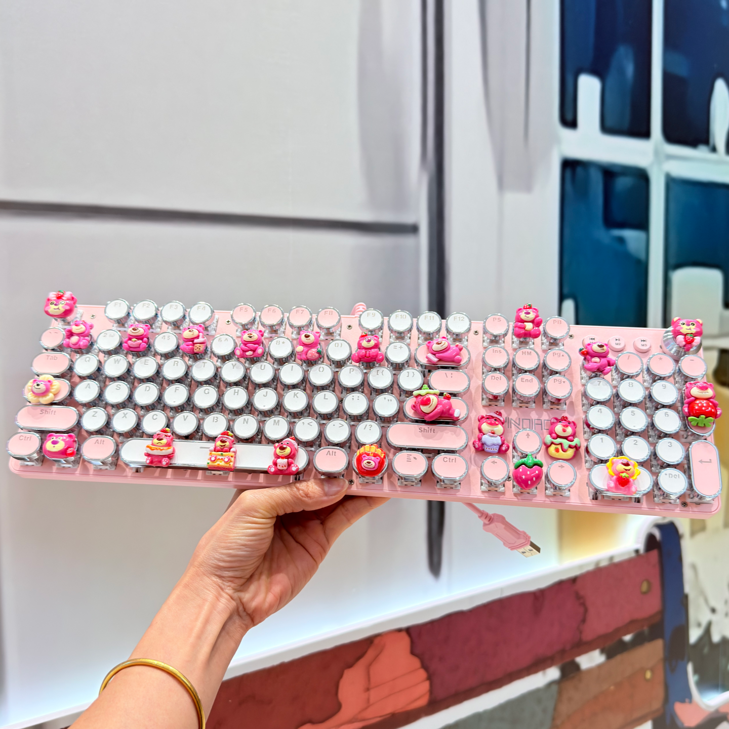 定制DIY卡通公仔机械键盘办公游戏笔记本带灯草莓熊叮当有线键盘