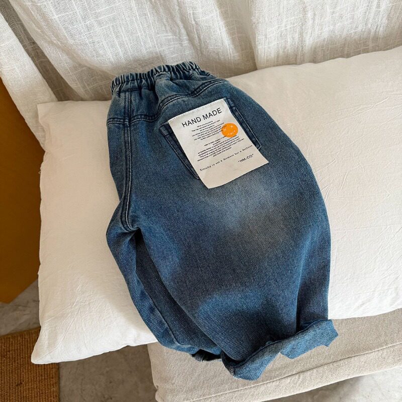 韩版专柜儿童软牛仔裤春季2026新款男女童贴标长裤宝宝休闲直筒裤