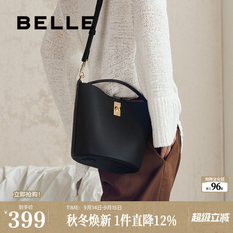 百丽杏仁真皮手提水桶包图片
