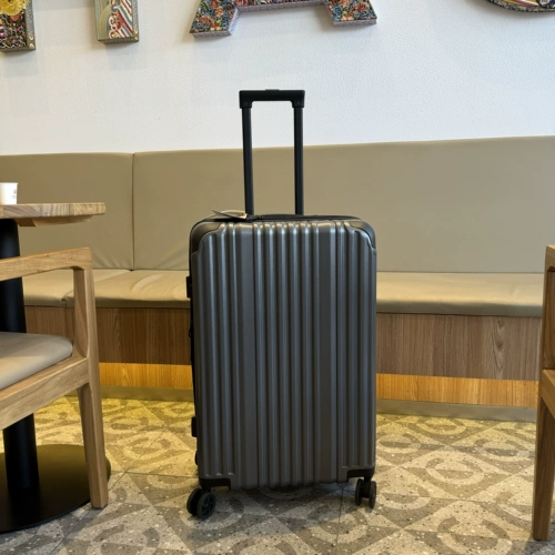 Японский сверхлегкий ударопрочный универсальный чемодан на колесиках