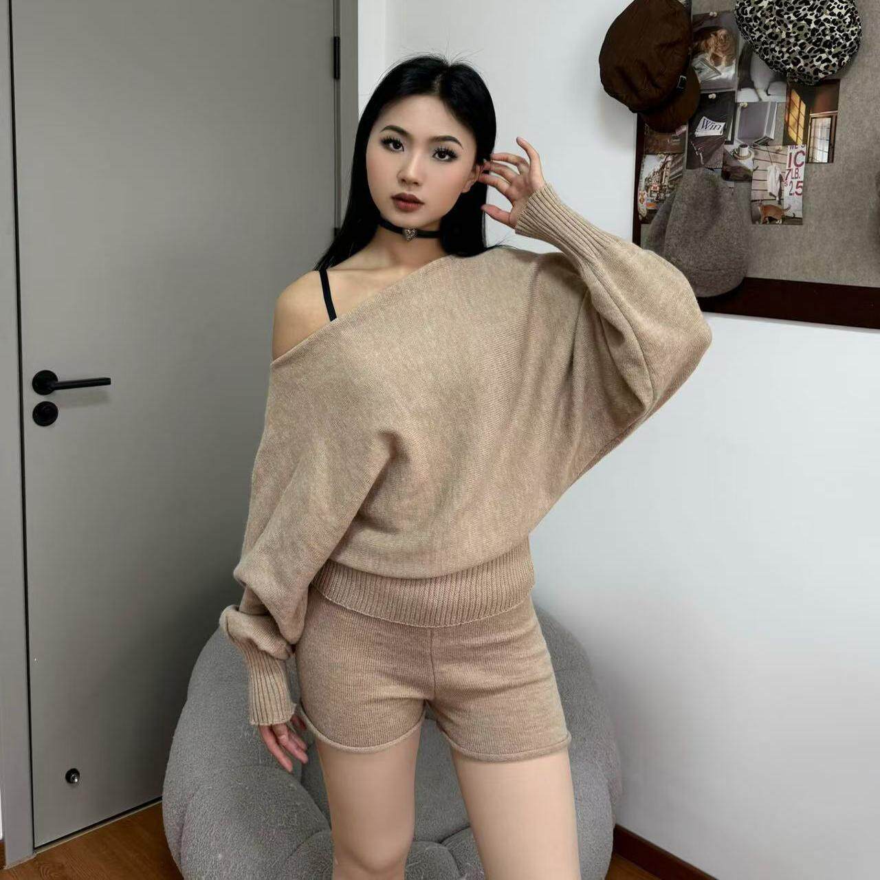 吞了泡泡 栗子两件套斜肩毛衣套装女秋季辣妹露肩蝙蝠袖上衣短裤