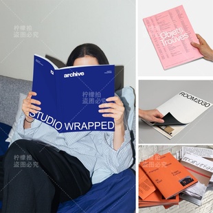 ins模特手拿杂志海报房间软装饰假书摆件样板间拍照道具英文柜台