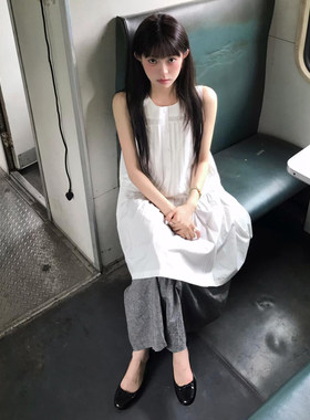 设计感花边拼接圆领无袖连衣裙