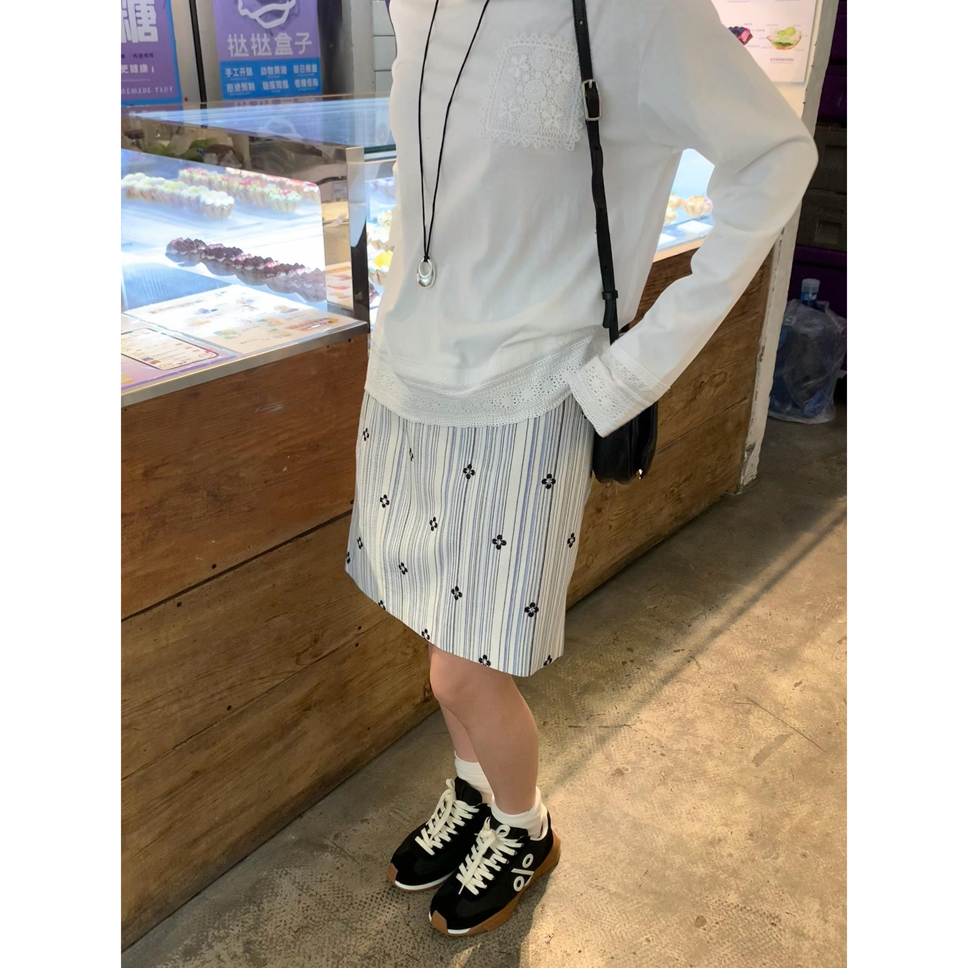 日系刺绣设计感蓝白条纹直筒短裙女夏季简约学生高腰百搭半身中裙