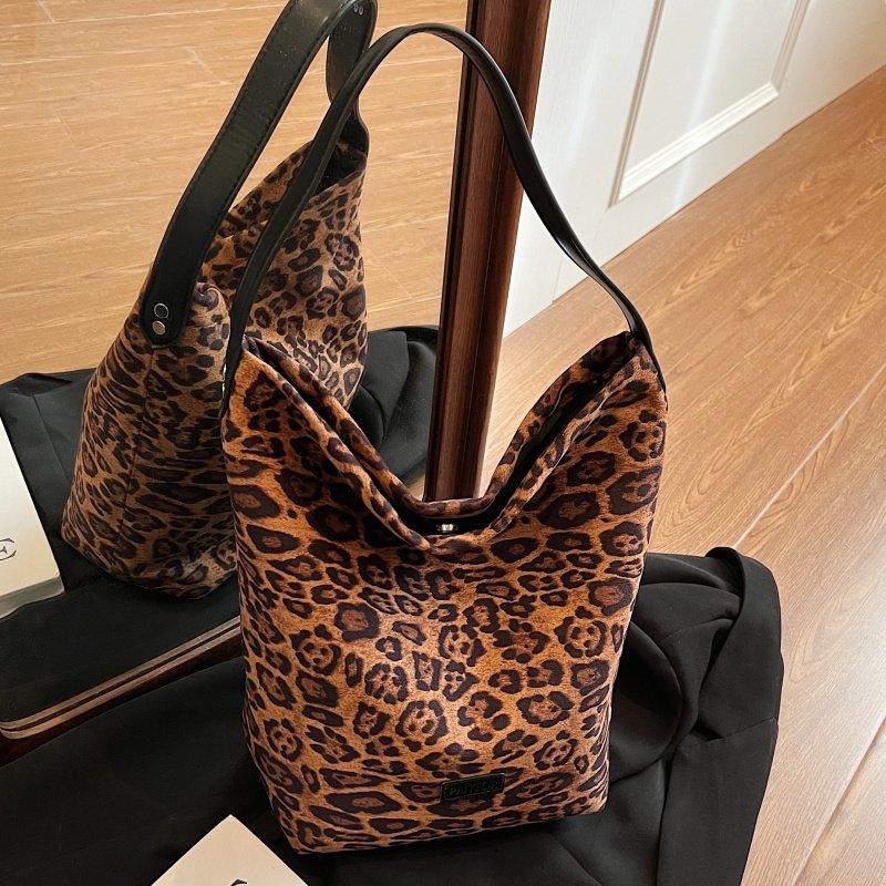 鹿皮绒腋下包包女式2025秋冬新款时尚复古通勤包单肩大容量水桶包