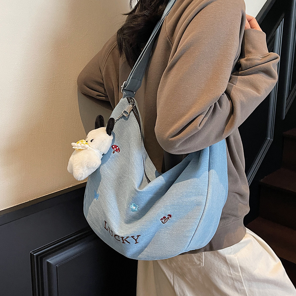 夏季斜挎包包女2025新款刺绣牛仔饺子包大容量学生通勤单肩帆布包