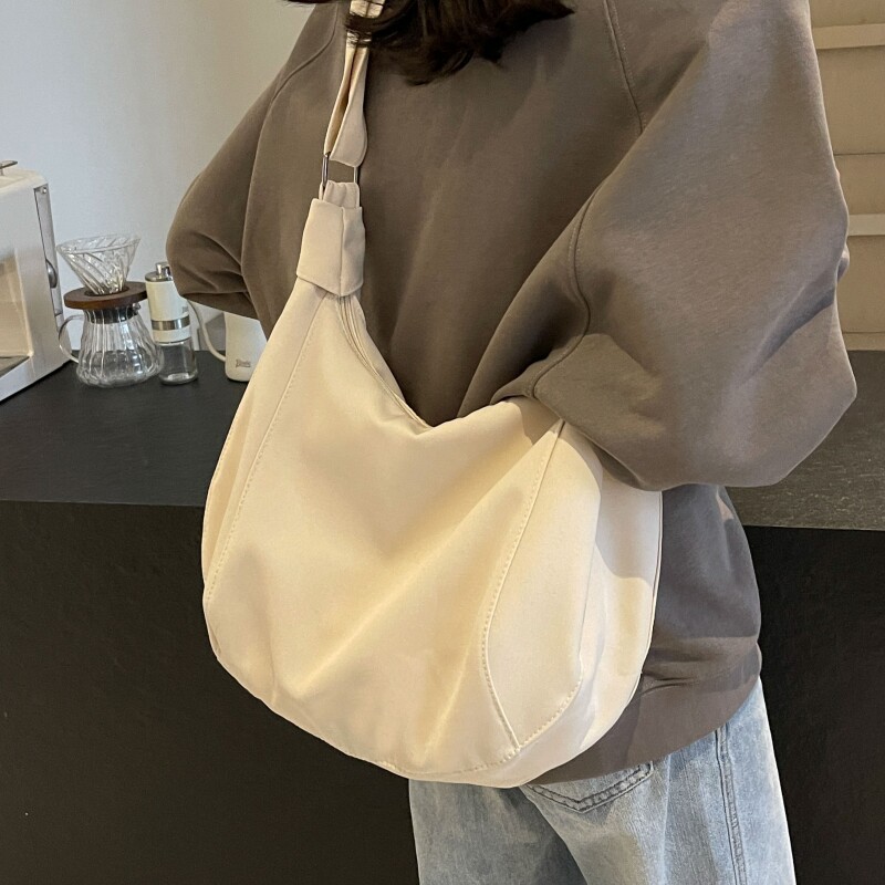 简约大容量斜挎包包女2026新款休闲百搭帆布包通勤上课单肩腋下包