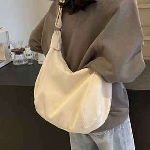简约大容量斜挎包包女2026新款休闲百搭帆布包通勤上课单肩腋下包