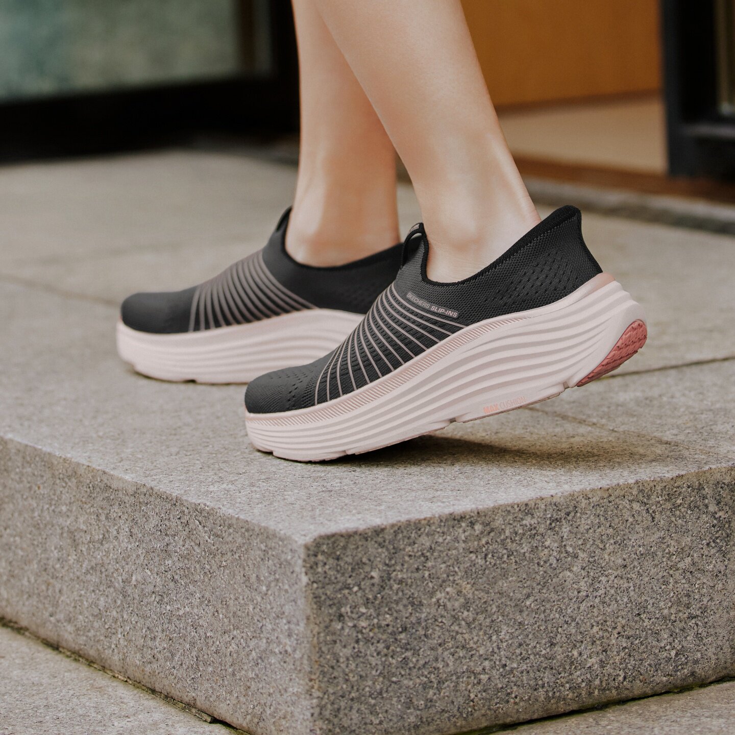 Skechers斯凯奇25新款女生书舒适休闲运动透气一脚蹬跑步鞋129475