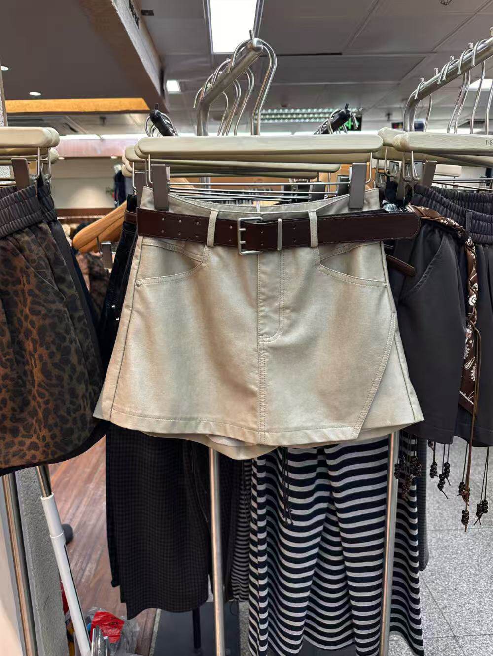 不规则洋气辣妹裙裤女2025夏季新款高腰显瘦纯色港风休闲皮裤短裙,女装/女士精品,裙裤,淘宝优惠券,粉丝福利购,淘宝优惠卷